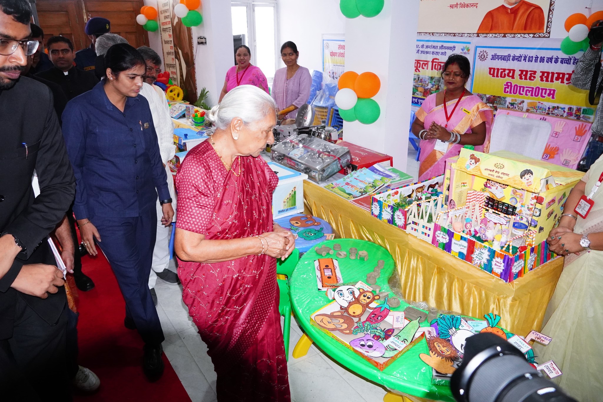 NGO द्वारा लगाए गए स्टॉल पर राज्यपाल ने बच्चों के खेलने के सामान को देखा।