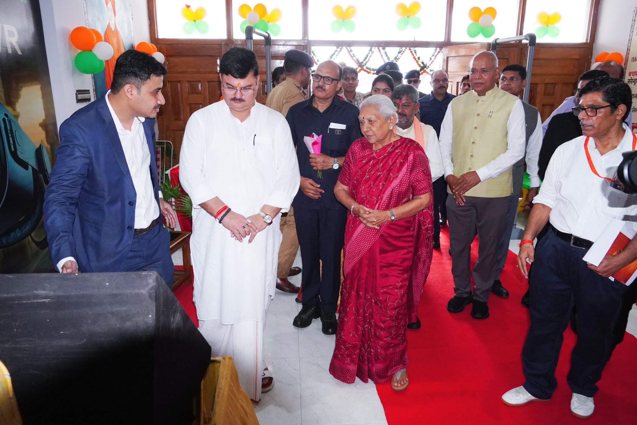 महापौर गिरीश पति त्रिपाठी ने राज्यपाल आनंदीबेन पटेल का स्वागत किया।