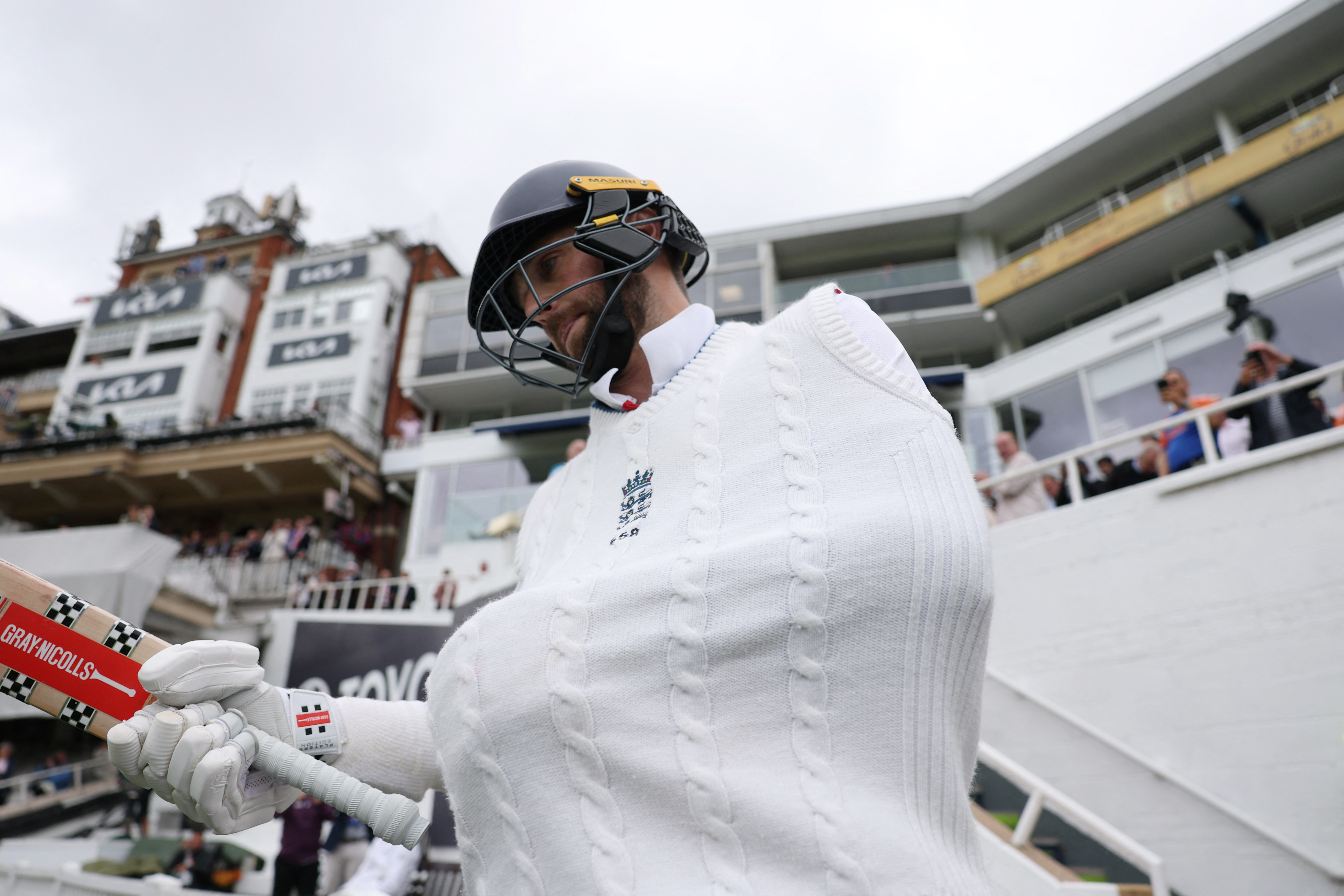 क्रिस वोक्स चोट के बावजूद बैटिंग करने उतरे हैं, लेकिन अपनी टीम को जीत दिलाने में नाकाम रहे।