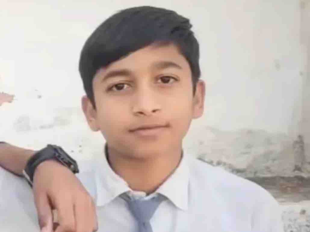 रविंद्र सिंह 12वीं क्लास में पढ़ता था। वह घर की तीसरी मंजिल पर बने कमरे में फंदे से लटका मिला।