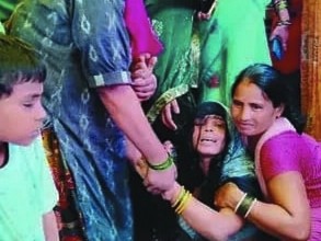 रोते-बिलखते परिजन। - Dainik Bhaskar