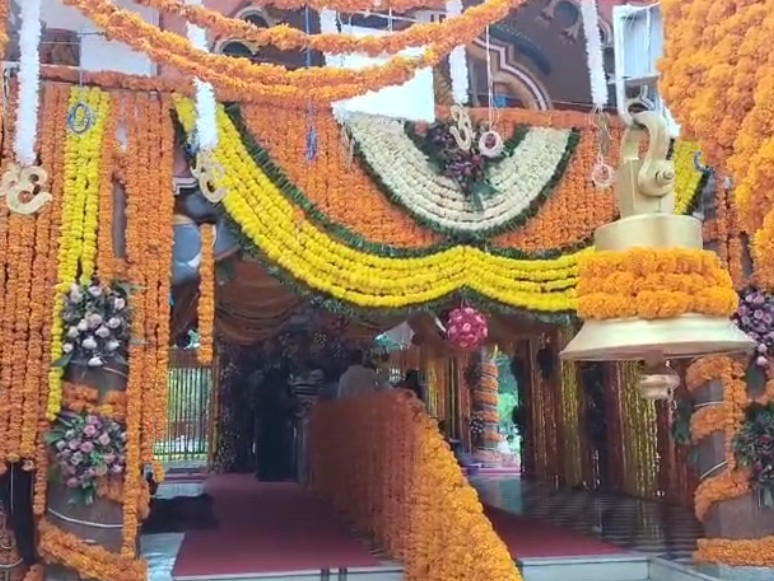फूलों से सजाया शिव मंदिर।