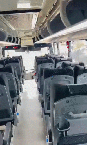 बस की सभी सीटें पुश बैक हैं। साथ ही बस फुल एसी है।