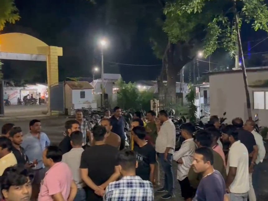 घटना के बाद थाने के बाहर भीड़ जमा हो गई।