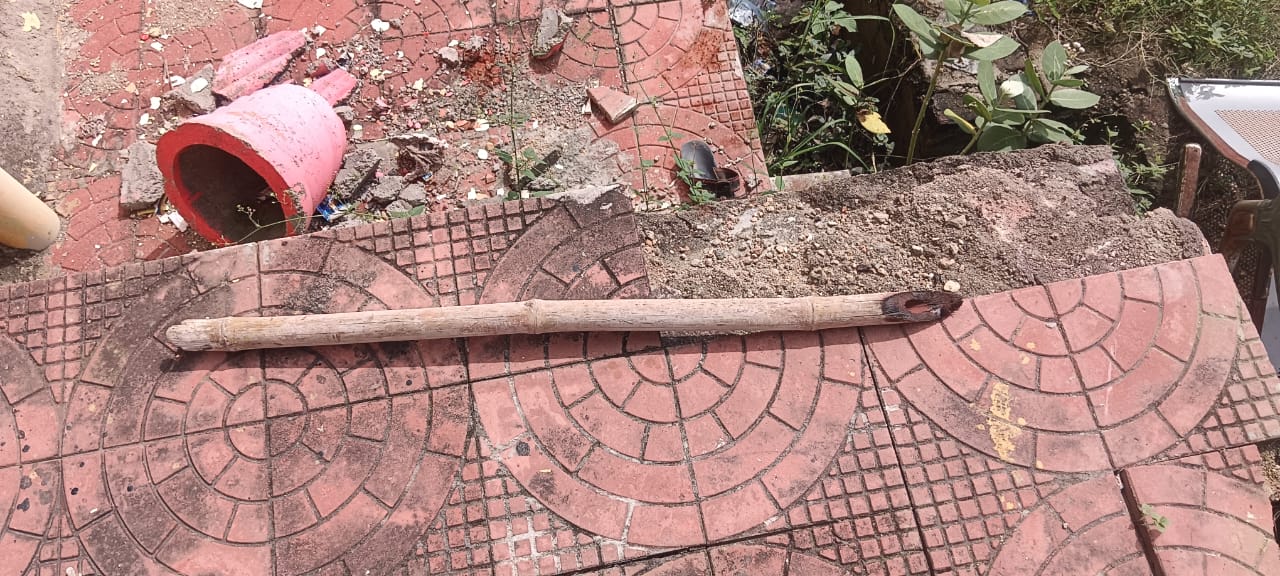 मौके पर टूटा पड़ा गमला व रखा डंडा।