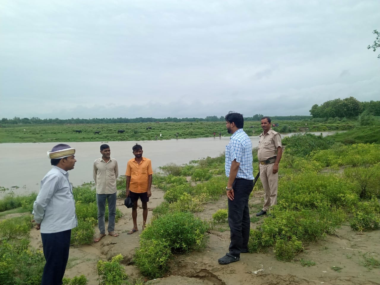 The water level of the Gomti river increased due to continuous rain | लगातार बारिश से गोमती नदी का जलस्तर बढ़ा: अमेठी प्रशासन ने नदी में स्नान पर लगाई रोक, आसपास के