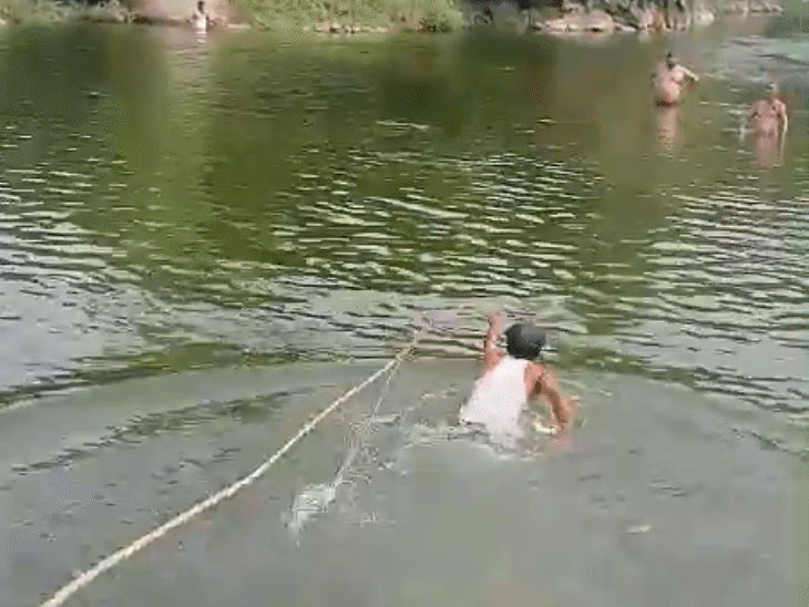 वीडियो बना रहे युवकों में से एक रस्सी लेकर आया।