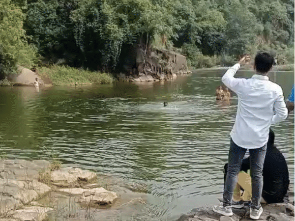 इसके बाद मोहसिन गहराई में डूब गया, नजर नहीं आया।