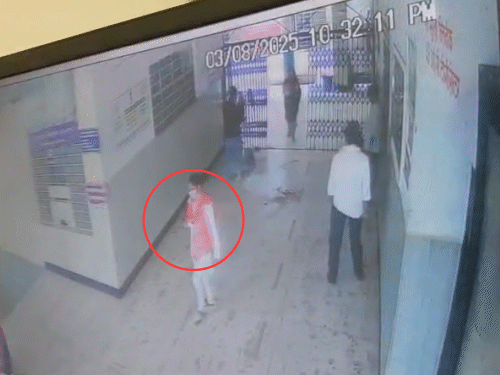 नर्स की ड्रेस (गोले में) ये महिला हॉस्पिटल में घूमती दिखाई दी थी। इसके पीछे आ रही महिला के हाथ में बच्चा था।