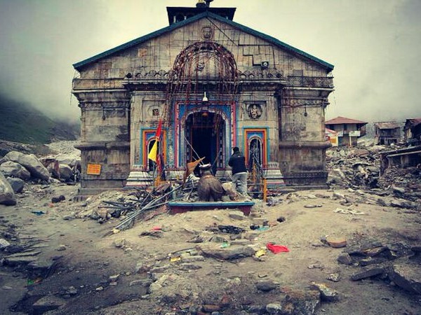 16 जून 2013 की रात आए जलप्रलय से केदारनाथ मंदिर के बाहर चारों तरफ तबाही हुई थी। - Dainik Bhaskar
