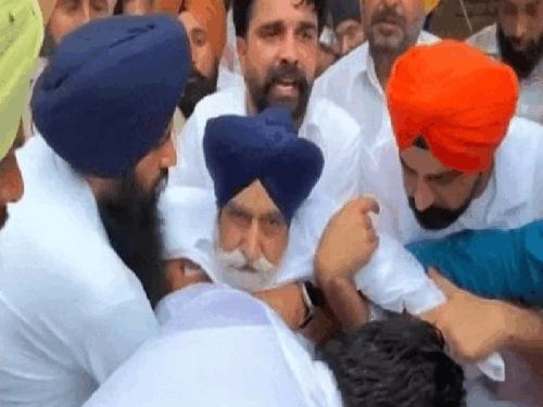 तबीयत बिगड़ने के बाद मलूका को संभालते हुए अकाली दल के अन्य नेता।