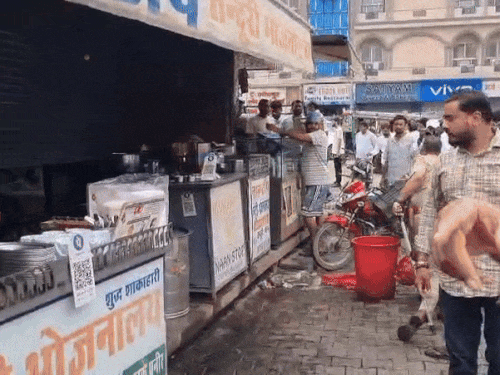 जाम हटाने के बाद इंस्पेक्टर सुनील कुमार जांगिड़ इलाके में संचालित ढाबों के बाहर पहुंचे और बाहर रखे सामान को अतिक्रमण बताकर हटाना शुरू कर दिया। जांगिड़ ने कहा कि नेतागिरी करते हो,खुद अतिक्रमण करके बैठे हो उसका पता ही नहीं।
