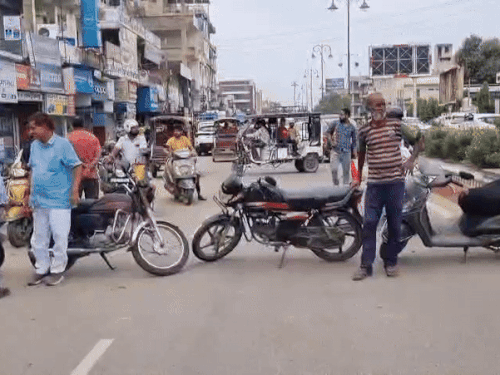 सड़क पर बाइक्स लगाकर रास्ता जाम किया गया।