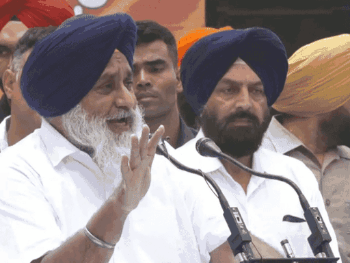 बठिंडा पहुंचे अकाली दल प्रधान सुखबीर सिंह बादल कार्यकर्ताओं को संबोधित करते हुए।