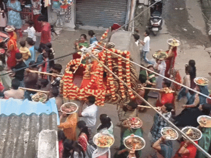 बड़ी संख्या में महिलाएं भी शामिल हुई।