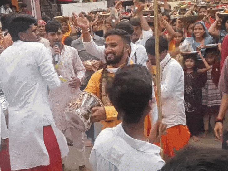 युवकों ने शोभायात्रा के दौरान डमरू भी बजाएं।