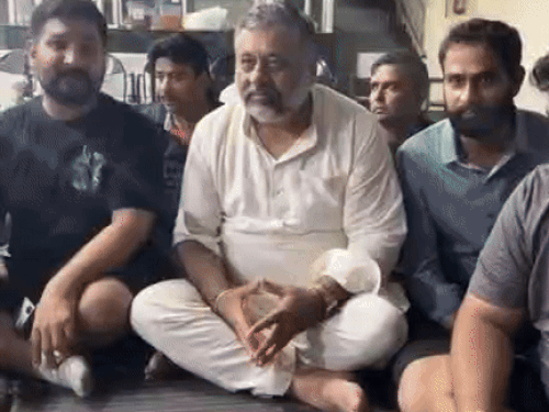 जोन डी में धरने पर बैठे भाजपा के पार्षद। - Dainik Bhaskar