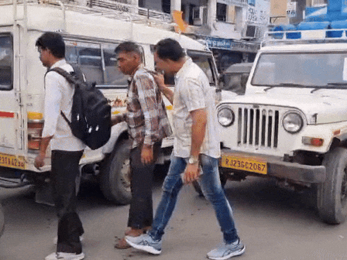 पुलिस ने व्यापारियों को धक्के देकर रोड से साइड में करवाया।