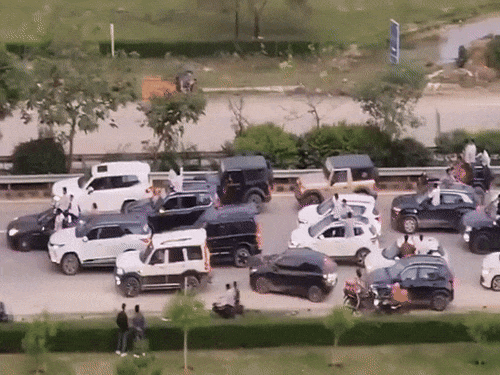 गुरुग्राम में अपर द्वारका एक्सप्रेसवे पर सड़क के बीच में गाड़ियां खड़ी कर वीडियो शूट करते युवक। - Dainik Bhaskar