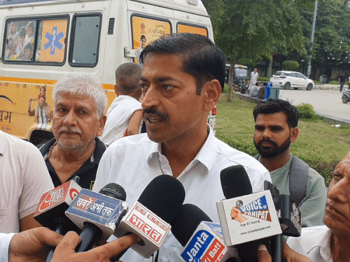जानकारी देते हुए भाई जगपाल।