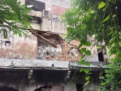 त्रिपोलिया बाजार में नाटाणीयों की हवेली में जर्जर हिस्से को तोड़ा गया।