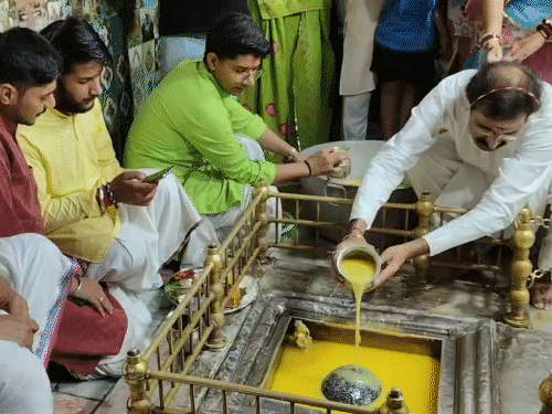 ताड़केश्वर महादेव मंदिर में भगवान शिव का अभिषेक करते हुए।