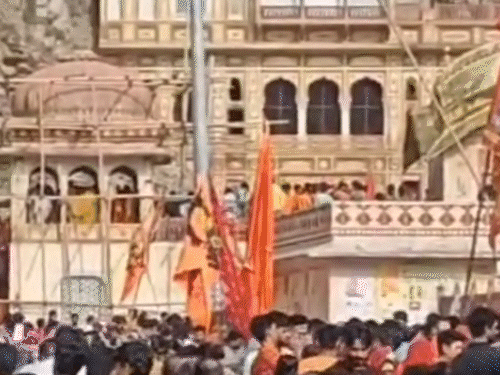 प्राचीन तीर्थ स्थल गलता जी से कांवड़िए शिव मंदिरों में अभिषेक करने गए।
