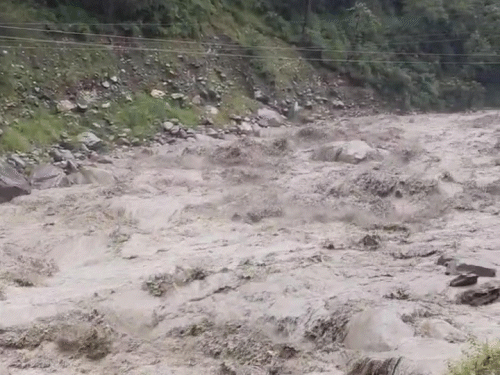 मनाली में भारी बारिश के बाद उफान पर ब्यास नदी