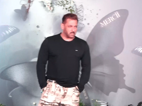 सलमान खान अर्पिताच्या वाढदिवसाच्या पार्टीत ऑफ-व्हाइट प्रिंटेड पँट आणि काळ्या टी-शर्टमध्ये पोहोचला. अभिनेता स्टाइलमध्ये आला आणि पापाराझींसाठी जोरदार पोज दिली.