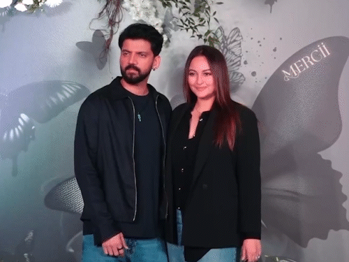 सोनाक्षी सिन्हादेखील तिचा पती झहीर इक्बालसोबत अर्पिताच्या वाढदिवसाच्या पार्टीत पोहोचली.