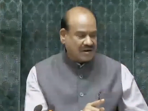 लोकसभा स्पीकर ओम बिड़ला ने सोमवार को विपक्षी सांसदों से शांत रहने को कहा। वे नहीं माने तो स्पीकर ने कार्यवाही स्थगित कर दी। - Dainik Bhaskar