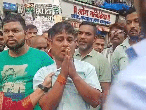 13 जुलाई को ऑटो ड्राइवर का मराठी नहीं बोलने का वीडियो वायरल हुआ, जिसके बाद शिवसेना (UBT) कार्यकर्ताओं ने उसे पीटा।