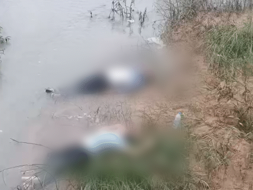 कार का गेट लॉक होने से अंदर फंसे रहे लोग, दो लोगों की मौत।
