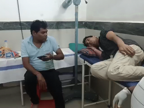 हादसे में घायल तीन लोगों का अस्पताल में चल रहा इलाज।