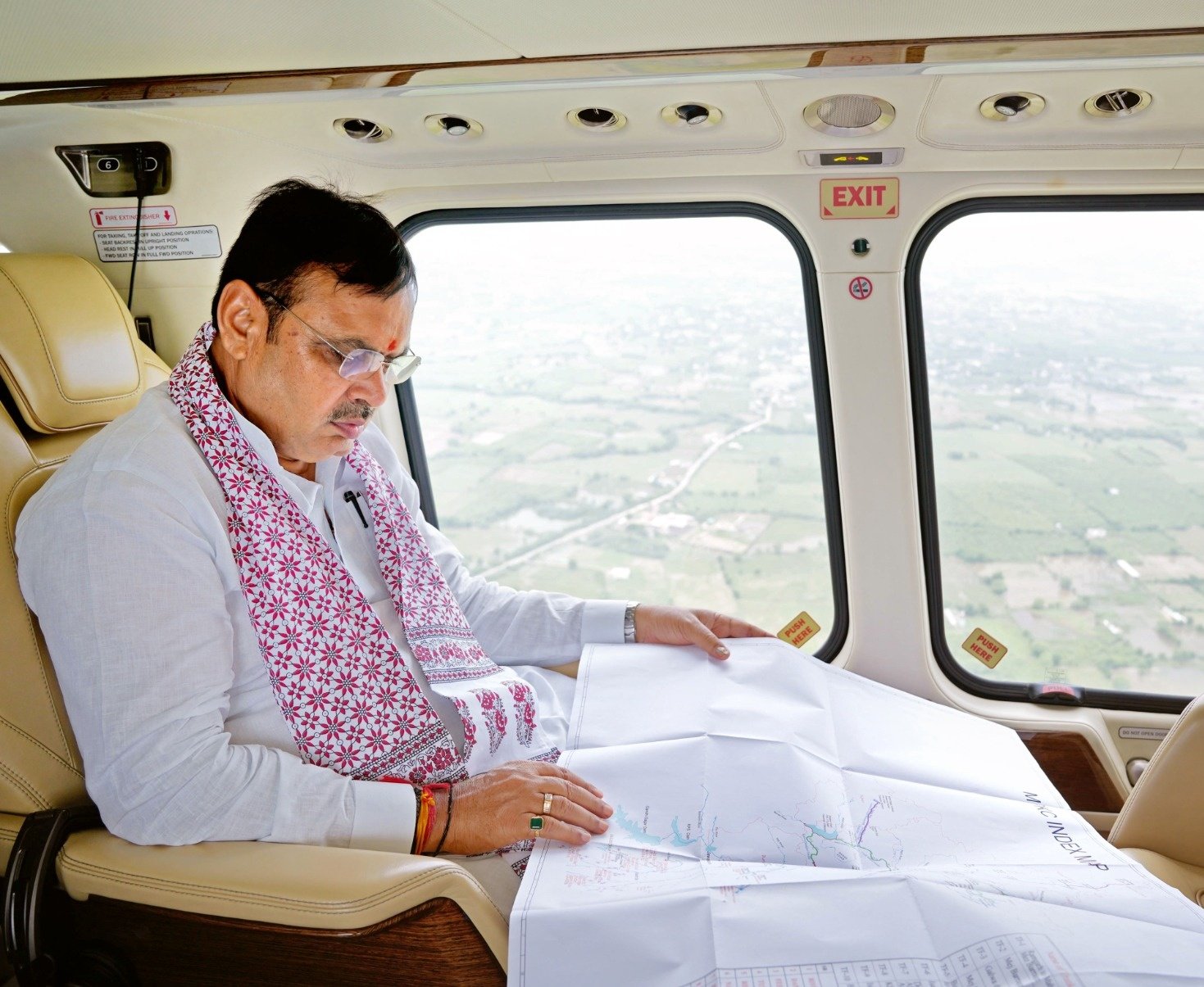 फोटो मुख्यमंत्री के सवाई माधोपुर दौरे की है। यहां से उन्होंने कृषि मंत्री किरोड़ी लाल मीणा के साथ जलमग्न इलाकों का दौरा किया।