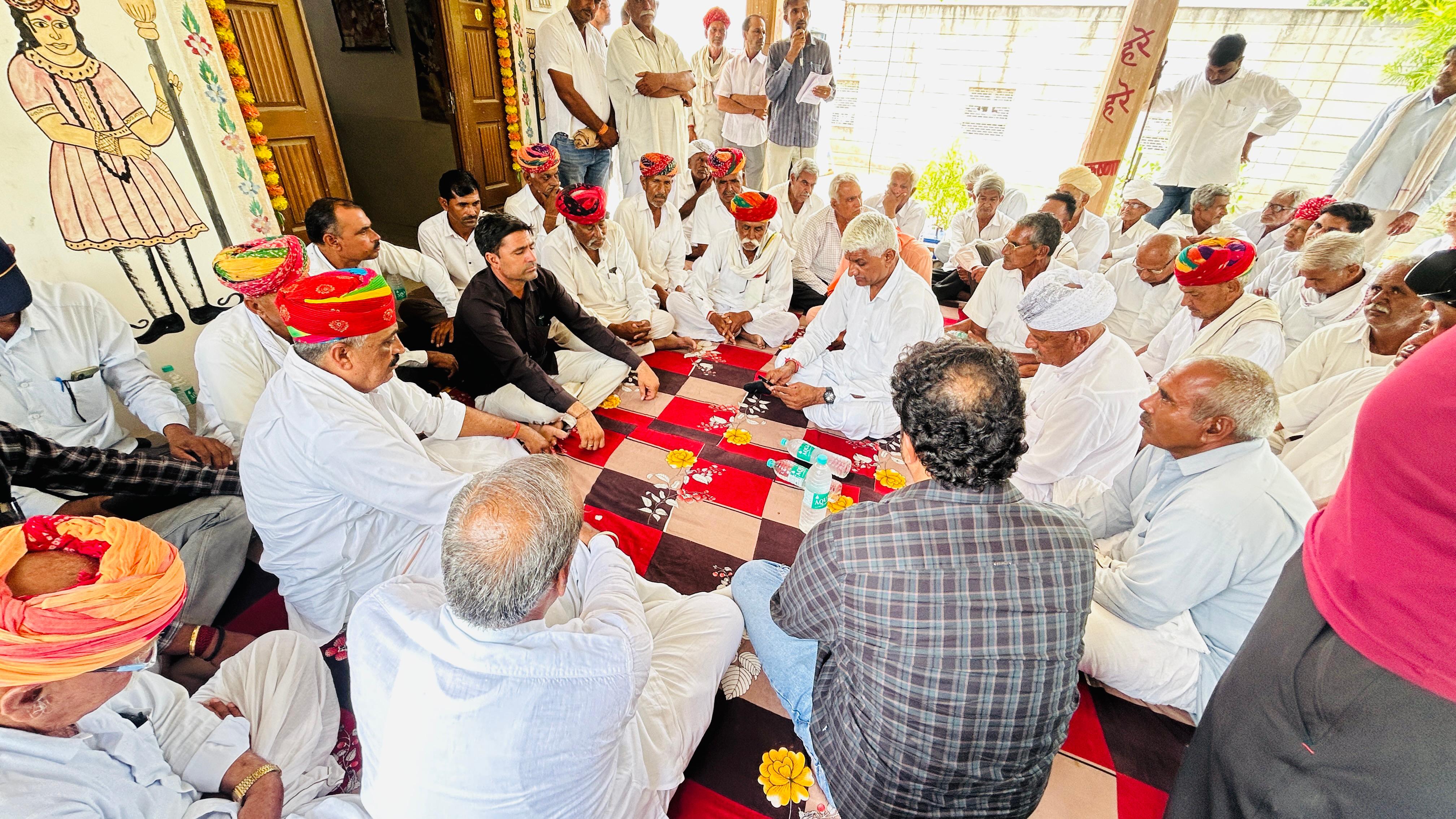 सोमवार सुबह करीब 11 बजे गोशाला में प्रसादी का कार्यक्रम रखा गया। इसमें खींवसर विधायक रेवंतराम डांगा, मेड़ता विधायक लक्ष्मणराम कलरू और जिले के कई गोशाला संचालक शामिल हुए थे।