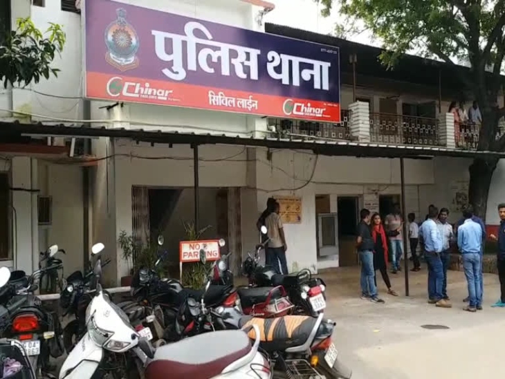 सिविल लाइन थाना पहुंचकर डॉक्टर ने आरोपियों के खिलाफ दी है शिकायत।
