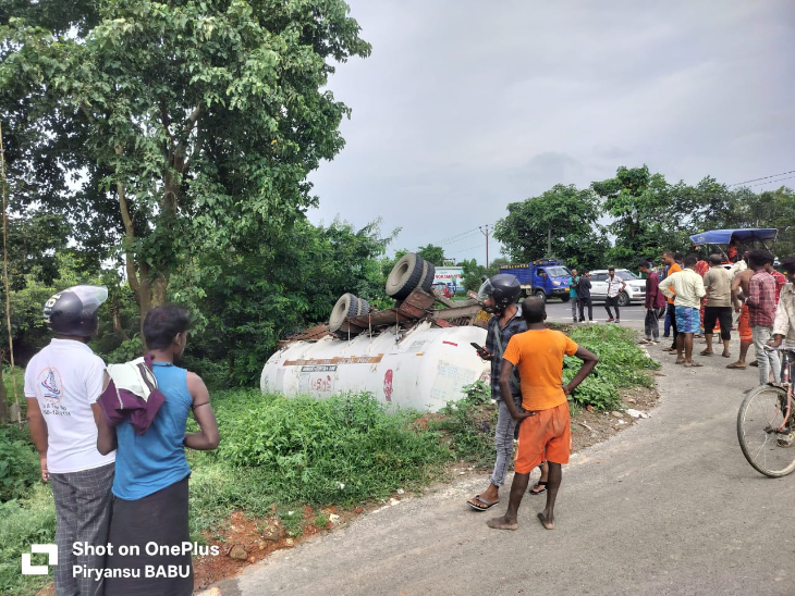 LPG gas tanker went out of control and overturned in Purnia