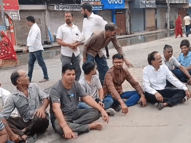व्यापारी बीच सड़क ही रास्ता जाम करके बैठ गए थे।