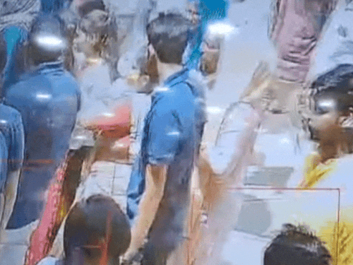 ममता के नजदीक आकर सिर पर दुपट्‌टा लगाए आई महिला ने चेन तोड़ ली।