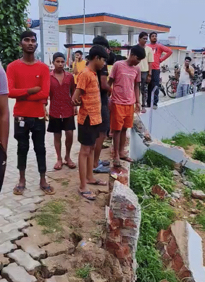 अनियंत्रित थारने रस्त्यालगतच्या 4 जणांना चिरडले: बिहारच्या रोहतासमध्ये महिलेचा मृत्यू; कारने धडक दिल्यानंतर 7 फूट हवेत उडाली थार पेट्रोल पंपाची भिंत तोडून रस्त्याच्या कडेला पडली.