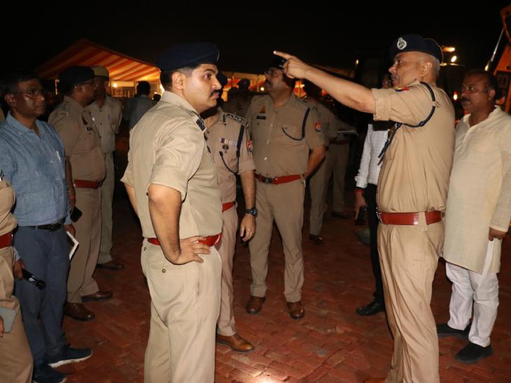 कार्यक्रम स्थल पर पहुंचे एडीजी निर्देश देते हुए।