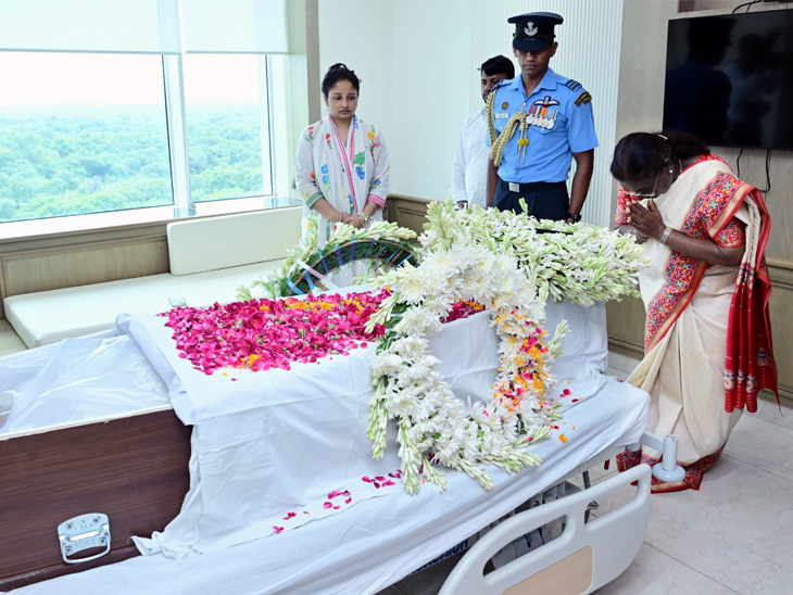 दिल्ली में गंगाराम अस्पताल पहुंचकर राष्ट्रपति द्रौपदी मुर्मू ने शिबू सोरेन को श्रद्धांजलि दी।