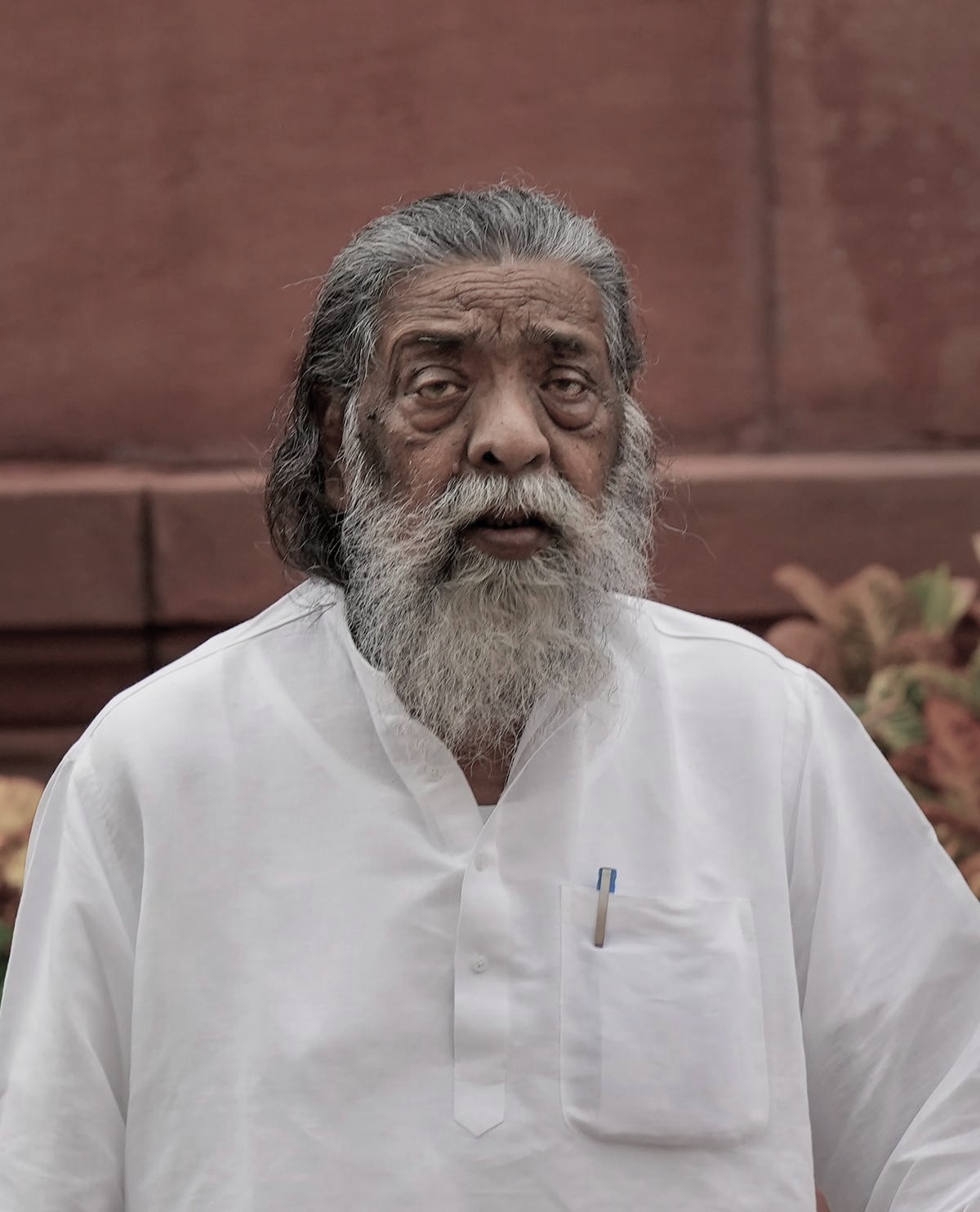 दिशोम गुरुजी के नाम से मशहूर 81 साल के सोरेन ब्रेन स्ट्रोक के चलते लाइफ सपोर्ट पर थे।