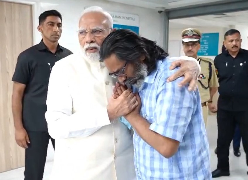 सोमवार को गंगाराम हॉस्पिटल में मुख्यमंत्री हेमंत सोरेन को ढांढस बंधाते प्रधानमंत्री नरेंद्र मोदी।