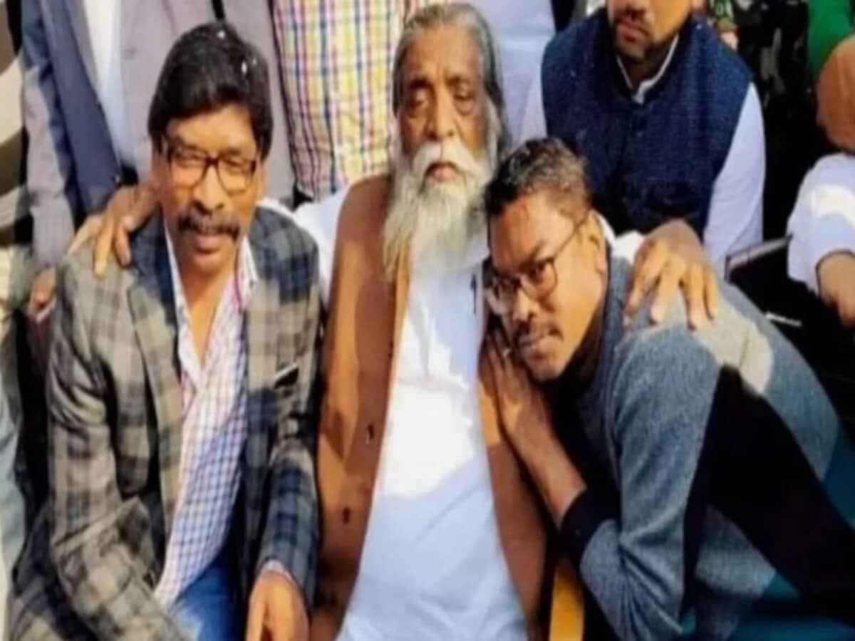 'आज मी शून्य झालो, गुरुजी गेले': शिबू सोरेन यांच्या मृत्यूवर हेमंत यांची पोस्ट; झारखंड चळवळीपासून ते मुख्यमंत्री होण्यापर्यंत, 15 फोटो शिबू सोरेन यांचा त्यांचे दोन्ही मुलगे हेमंत सोरेन (उजवीकडे) आणि बसंत सोरेन यांच्यासोबतचा जुना फोटो.