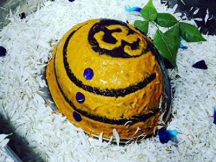 ताड़केश्वर महादेव मंदिर में शिवलिंग का श्रृंगार किया गया।