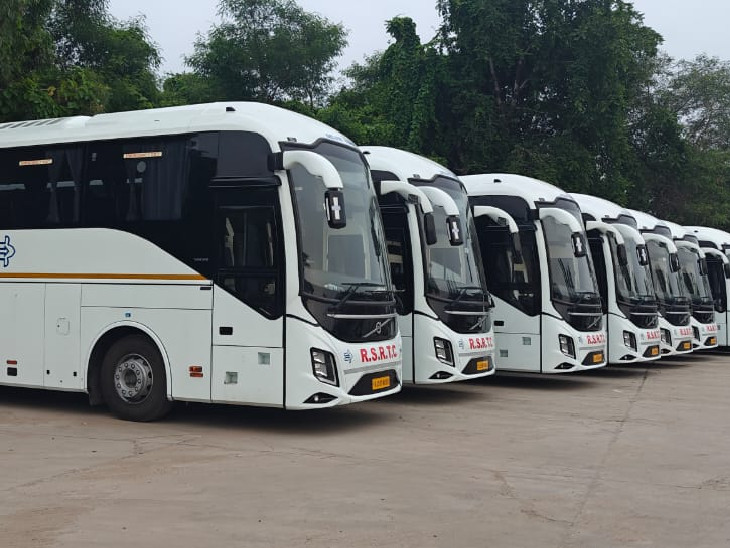 बनीपार्क स्थित डीलक्स बस डिपो पर खड़ी हैं नई लग्जरी बसें।