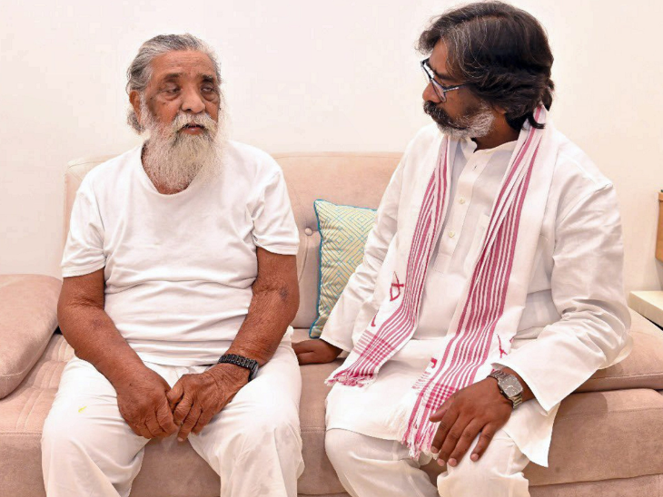शिबू सोरेन के बेटे और झारखंड के CM हेमंत सोरेन ने सोशल मीडिया 'X' पर पोस्ट किया, 'आदरणीय दिशोम गुरुजी हम सभी को छोड़कर चले गए हैं। आज मैं शून्य हो गया हूँ...।'