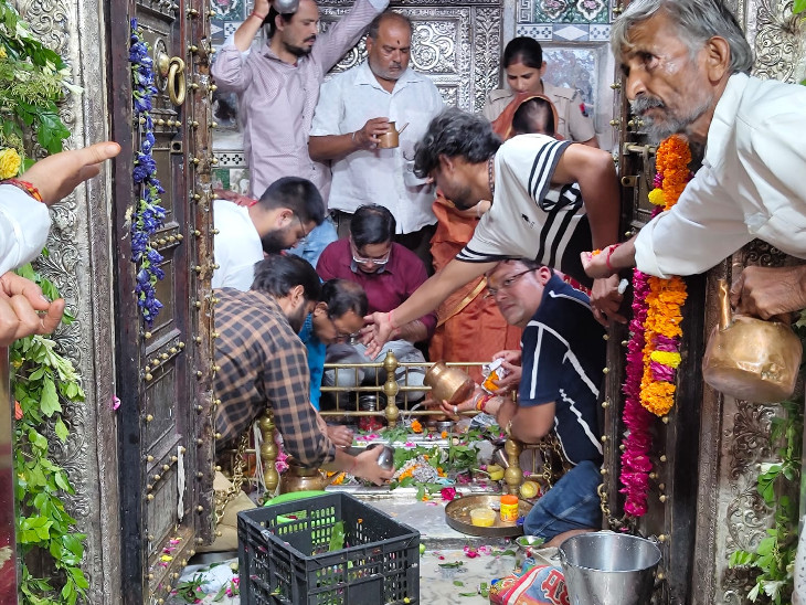 ताड़केश्वर महादेव मंदिर में श्रद्धालुओं की भीड़ लगी।